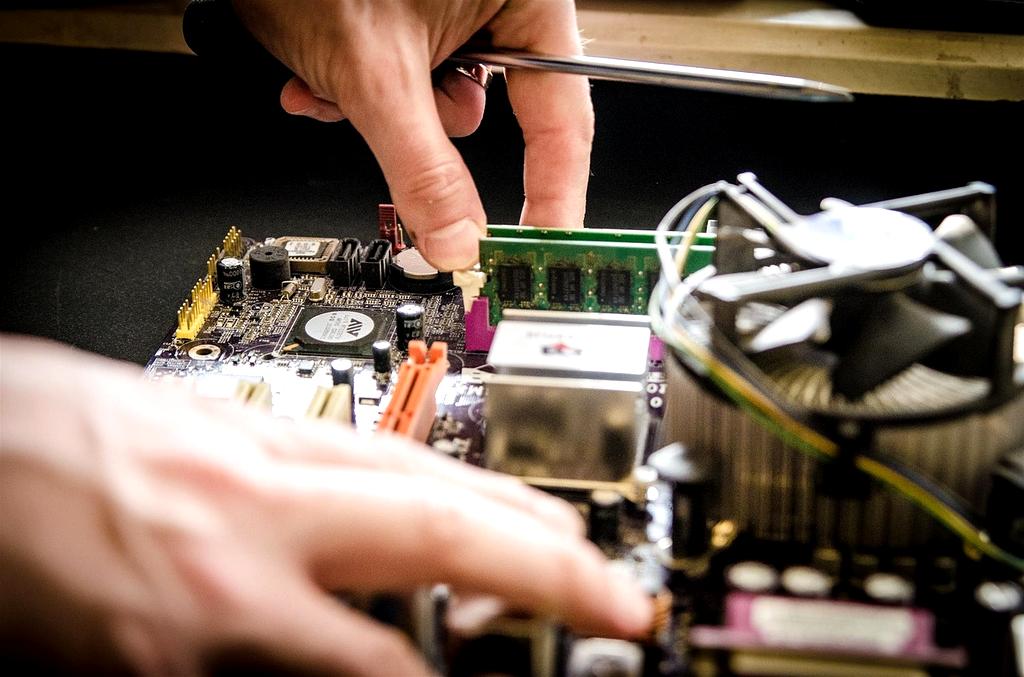 On-site and remote computer repair icon